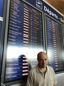 Jérôme Adam à l’aéroport Charles de Gaule avant le vol Paris-Los Angeles Jérôme Adam à l’aéroport Charles de Gaule avant le vol Paris-Los Angeles