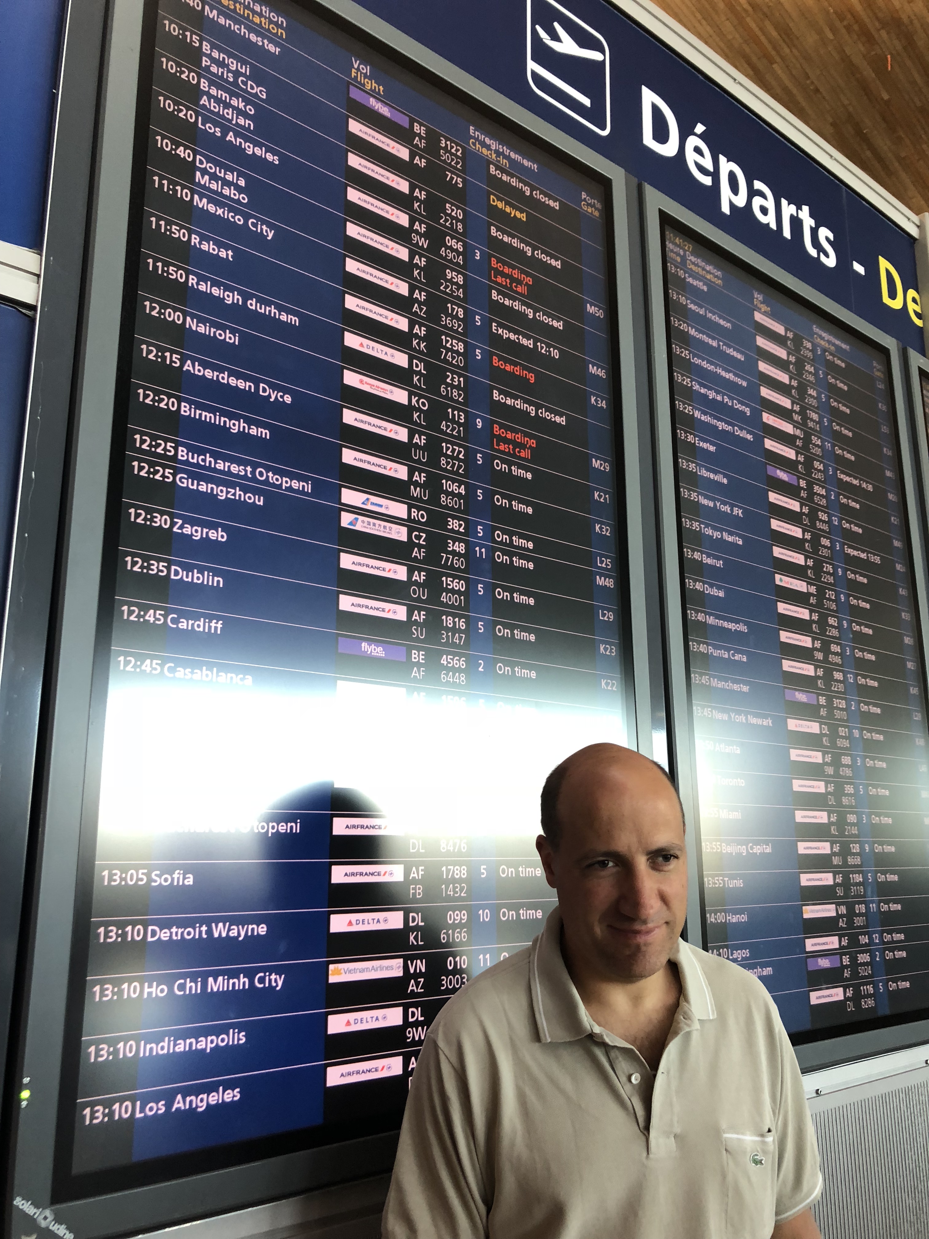 Jérôme Adam à l’aéroport Charles de Gaule avant le vol Paris-Los Angeles