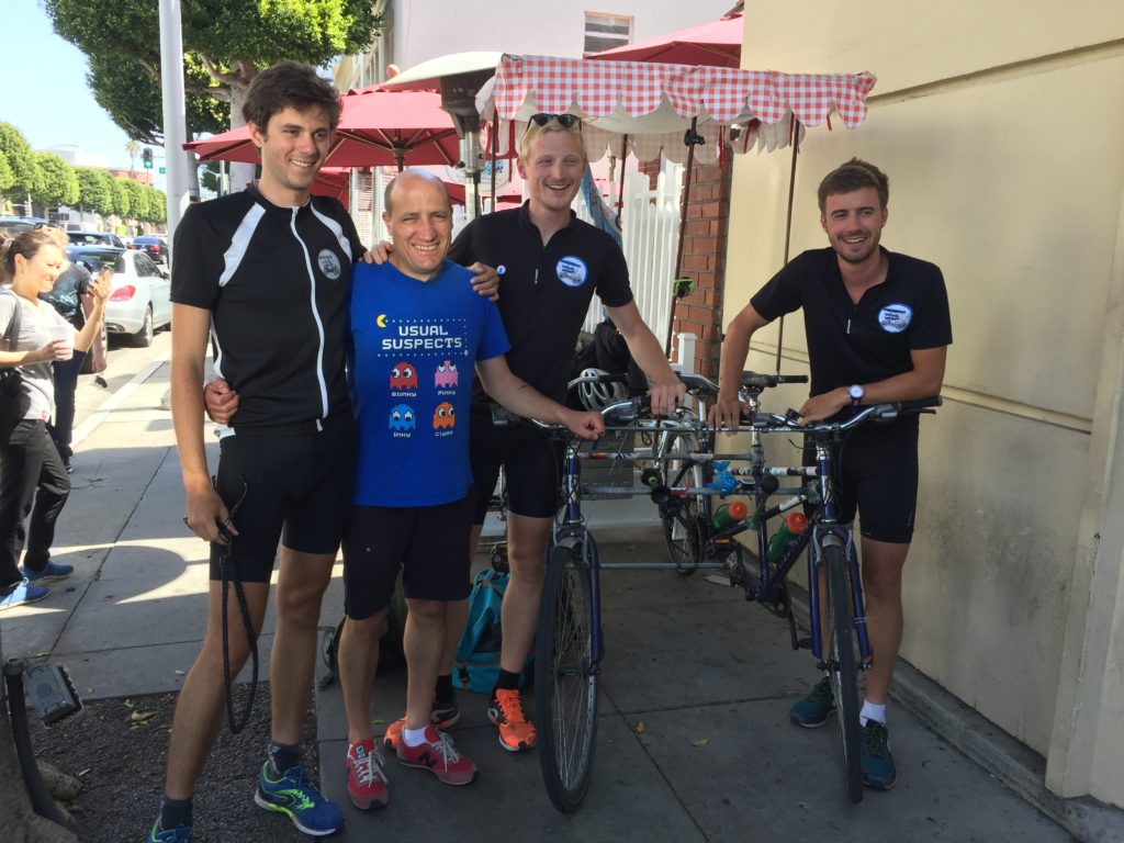 Jérôme Adam en rosalie avec les étudiants ESSEC de la 4ème roue du carrosse Jérôme Adam by tandem cycling with the three ESSEC students