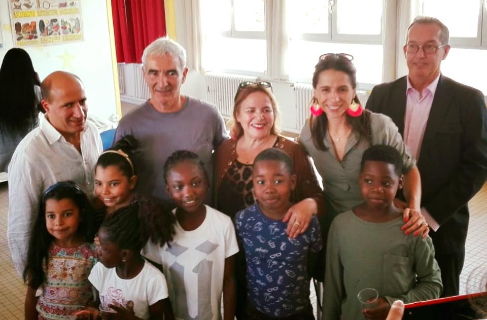 Jérôme Adam avec Raymond Domenech et les enfants du cours colibri