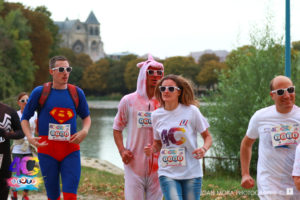 Jérôme Adam à la Course Colorée de Châlons-en-Champagne entouré de superman et d’un lapin rose