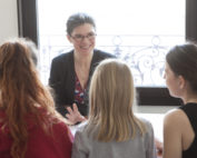 regard d’un adulte sur un groupe d’enfants