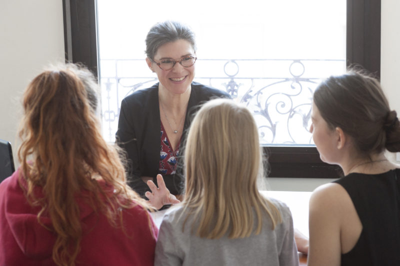 regard d’un adulte sur un groupe d’enfants